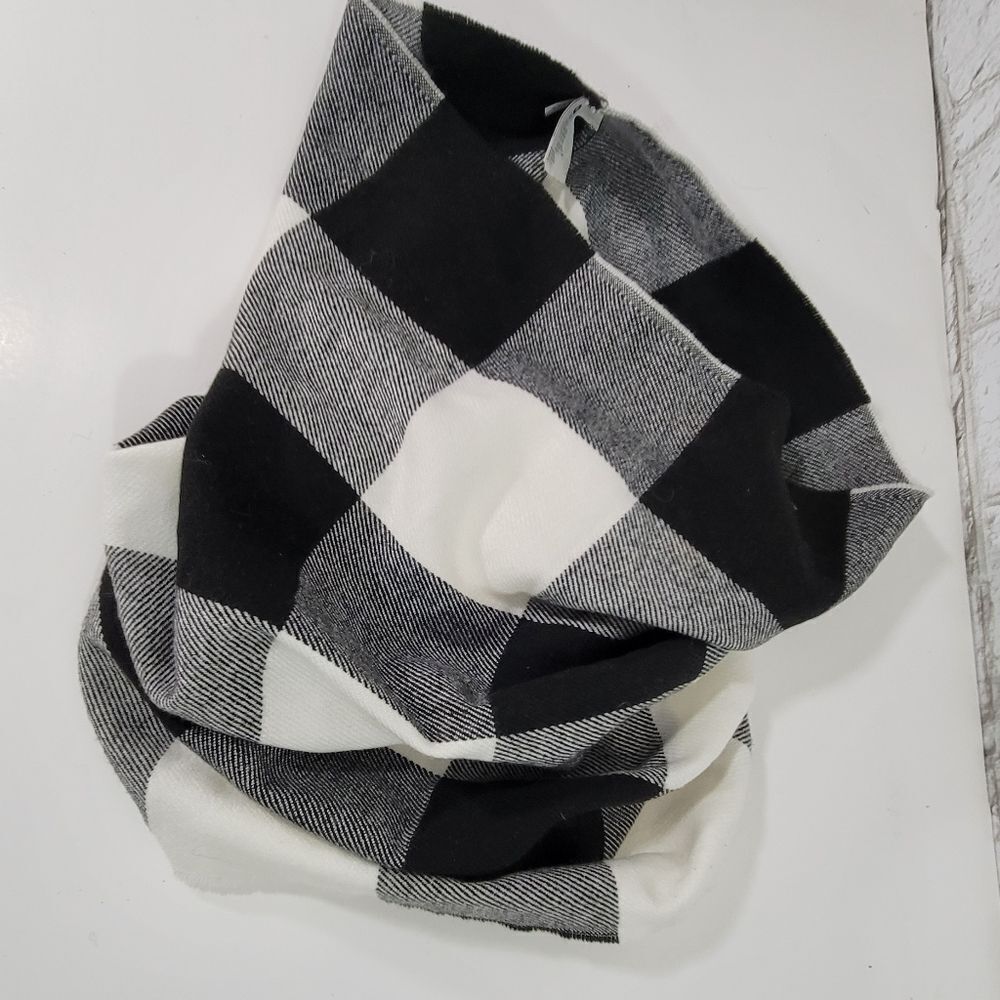 NWT Old Navy black and white infinity scarf